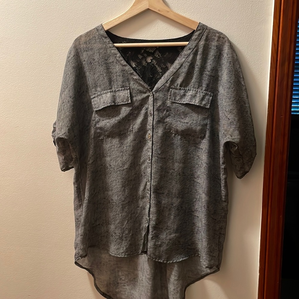 ✨SALE! ✨ Lace back high low tunic blouse
